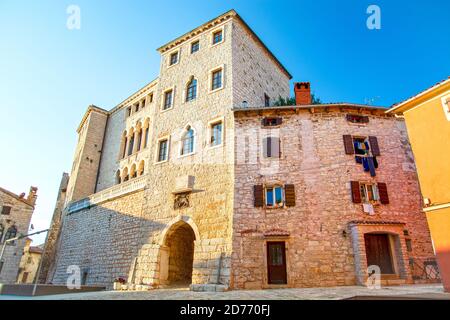 Valle / Bale Altstadt in Istrien, der herrliche Soardo-Bembo Palast in Bale mit 16. jh. Gotisch-Renaissance Fassade, Kroatien Stockfoto