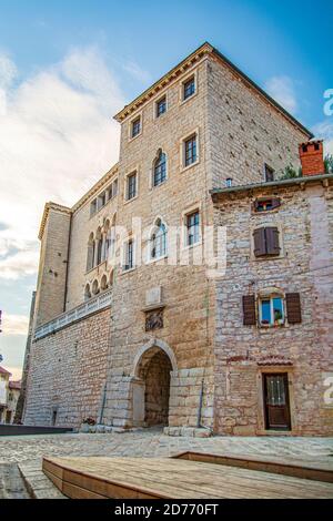 Valle / Bale Altstadt in Istrien, der herrliche Soardo-Bembo Palast in Bale mit 16. jh. Gotisch-Renaissance Fassade, Kroatien Stockfoto