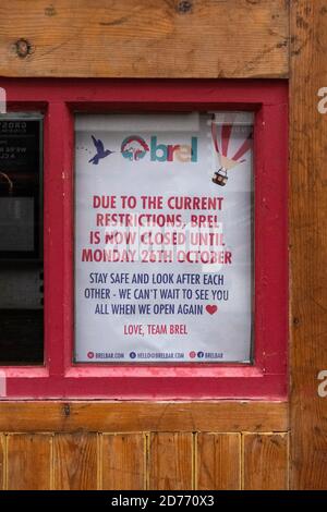 Vorübergehende Einschränkungen der Bewirtung im Zentralgürtel, Schottland - Schild vor Brel Bar, Ashton Lane, Glasgow, Schottland, Großbritannien Stockfoto