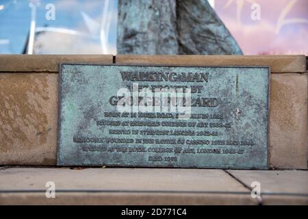 Sheffield, UK – 30 Nov 2018 : Nahaufnahme einer Pest auf dem Sockel der öffentlichen Kunstskulptur Walking man von George Fullard in den Winter Gardens Stockfoto