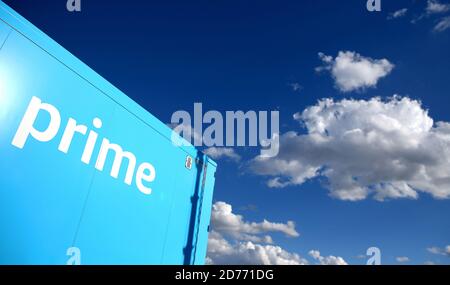 Osterweddingen, Deutschland. September 2020. Auf dem Gelände des neuen Amazon-Logistikzentrums steht ein LKW-Anhänger mit Amazon-Prime-Logo. Quelle: Ronny Hartmann/dpa-Zentralbild/ZB/dpa/Alamy Live News Stockfoto