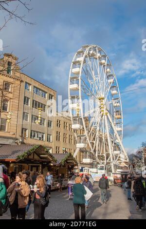 Sheffield, Großbritannien – 30 Nov 2018 : Weihnachtseinkäufer besuchen den Weihnachtsmarkt und das Riesenrad auf Fargate Stockfoto