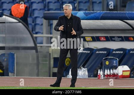 Rom, Italien. Oktober 2020. ROM, ITALIEN - Oktober 20 : Lucien Favre Coach von Borussia Dortmund gibt Taktik während der UEFA Champions League Gruppe f Fußballspiel zwischen SS Lazio und Borussia Dortmund im Stadio Olimpico Oktober 20, 2020 in Rom Italien/LM Credit: Claudio Pasquazi/LPS/ZUMA Wire/Alamy Live News Stockfoto