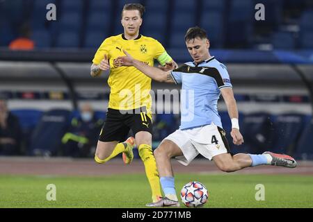 Rom, Italien. Oktober 2020. ROM, ITALIEN - 20. Oktober : Marco Reus (L) von Borussia Dortmund im Einsatz gegen Patric Gabarron (R) von SS Lazio während des UEFA Champions League-Fußballspiel zwischen SS Lazio und Borussia Dortmund Stadio Olimpico am 20. Oktober 2020 in Rom Italien/LM Credit: Claudio Pasquazi/LPS/ZUMA Wire/Alamy Live News Stockfoto