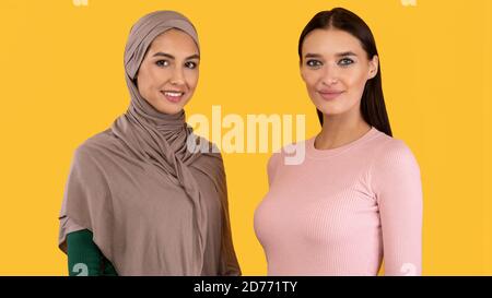 Muslimische Frauen Posieren In Hijab Und Moderner Kleidung Im Studio Stockfoto