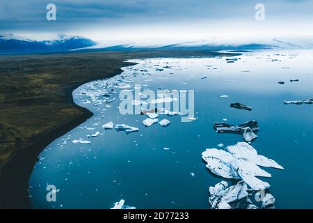 Luftbild wunderschöne Landschaft mit schwimmenden Eisbergen in der Gletscherlagune island Stockfoto