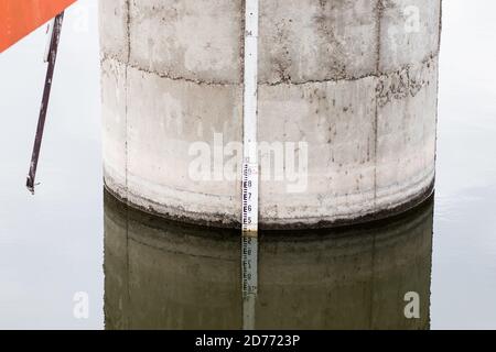 Wasserstaumessung. Wasserstandsanzeige. Stockfoto