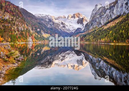 Gosauer See, Österreich. Landschaftsbild des Gosauer Sees, Österreich in den europäischen Alpen bei Herbstuntergang. Stockfoto
