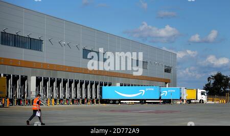 Osterweddingen, Deutschland. September 2020. Außenansicht des neuen Amazon Logistikzentrums. Quelle: Ronny Hartmann/dpa-Zentralbild/ZB/dpa/Alamy Live News Stockfoto