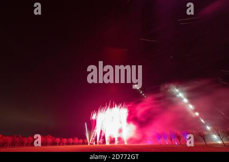 Spektakuläre und farbenfrohe Feuerwerke, die vor einem dunklen Herbsthimmel in Lancashire stehen und die Guy Fawkes Night feiern Stockfoto