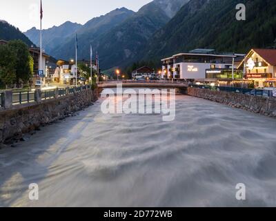 Blick auf das Dorf und die Ötztaler Ache am Abend in Sölden, Tirol, Österreich Stockfoto