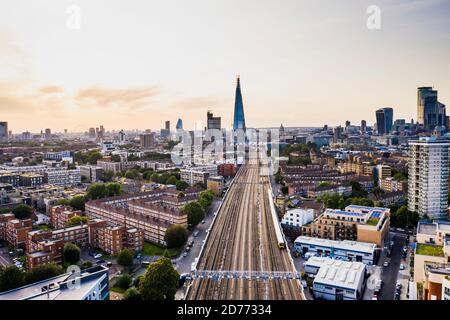 London, Vereinigtes Königreich - August 20 2019: Luftaufnahme der Londoner Stadtlandschaft The Shard Tower Building, uk england London Bridge Rail Station Stockfoto