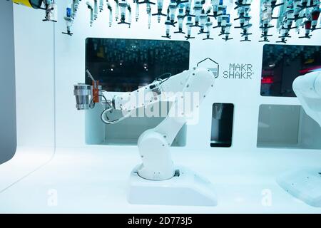 Selfridges London, UK, 25. November 2019: Nino Robot Barkeeper kann 'jeden Drink in Sekundenschnelle drinnen bei Selfridges' machen Stockfoto