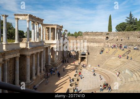 MERIDA, SPANIEN - 15. April 2017: Merida, Spanien, 2017. April, Touristen besuchen die römische Ruinen Theater Arena & Warteräume für Gladiator & Tier f Stockfoto