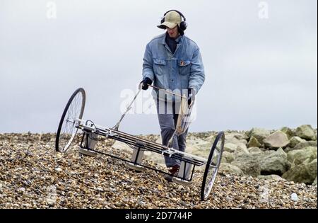 Ein Ozeanografiestudent der Southampton University, der mit einem speziell gebauten Gerät nach Kieselsteinen mit Transpondern sucht, die in sie eingebaut sind, als Teil eines Projekts, um die Muster der langen Uferdrift am Strand von Highcliffe an der Südküste Englands zu kartieren. 08. März 1994. Foto: Neil Turner Stockfoto