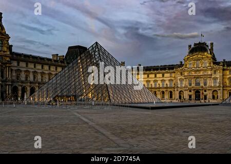 Louvre-Pyramide Stockfoto