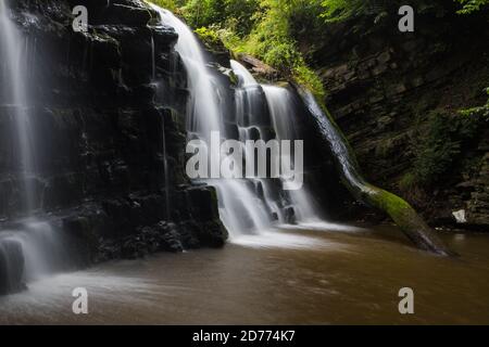 Versteckter Wasserfall in einer tiefen Schlucht mit rieselndem weißen Wasser. Forest of Bowland, Ribble Valley, Lancashire Stockfoto