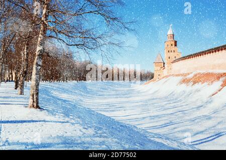 Weliki Nowgorod Russland. Veliky Nowgorod Kreml Festung, Winter sonnige Aussicht mit Schneefall. Fokus auf den Kreml. Winterliche Stadtlandschaft Stockfoto