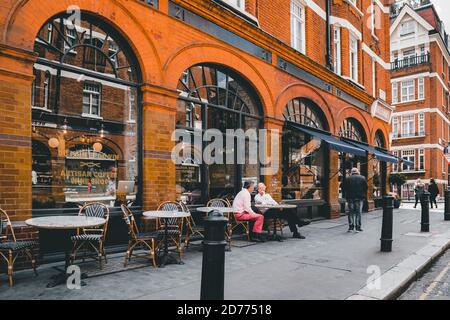 Mayfair, London Vereinigtes Königreich - 06. JUNI 2019: Street view Restaurant & Cafe Terrasse im Freien Stockfoto