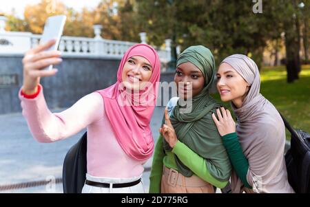 Drei Moderne Islamische Damen Machen Selfie Am Telefon Im Park Stockfoto