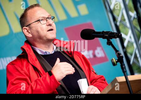 Hannover, Deutschland. Oktober 2020. Frank Werneke, Vorsitzender der Gewerkschaft Verdi, spricht bei einer Kundgebung auf dem Opernplatz vor Mitarbeitern des öffentlichen Dienstes. In Niedersachsen setzten sich die Warnstreiks im Lohnstreit um den öffentlichen Dienst am Mittwoch fort. In der Landeshauptstadt Hannover sind mehrere Kindertagesstätten und Krankenhäuser betroffen. Quelle: Hauke-Christian Dittrich/dpa/Alamy Live News Stockfoto