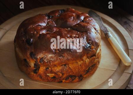 Barmbrack oder bairin breac ein traditioneller irischer Obstkuchen Mit Nachmittagstee und traditionell zu Halloween serviert Stockfoto