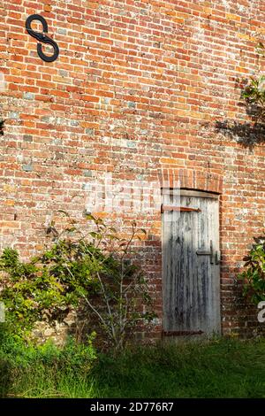 Die Gärten von Great Dixter, die Christopher Lloyd während der späten Herbstsonne geschaffen hat, mit eingeschränktem Zugang nach Covid-Regeln, Northiam, East Sussex, Großbritannien Stockfoto