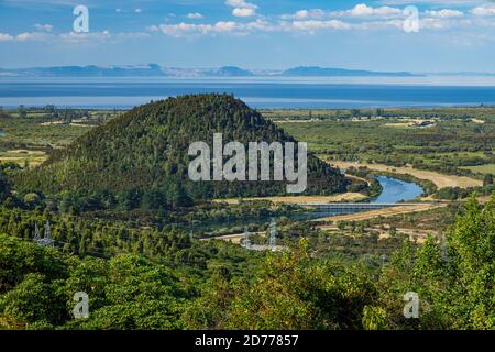 Mückenhügel, Maunganamu, mit See Taupo, Taupomoana, in der Ferne. Waikato, Neuseeland. Standort eines hydroelektrischen Staudamms. Stockfoto