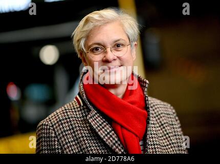 21. Oktober 2020, Berlin: Eva Kreienkamp, Vorsitzende des BVG-Vorstandes, steht vor einem Bus vom Typ 'Alexander Dennis Enviro500'. Der Berliner ÖPNV stellt zwei neue BVG-Doppeldecker vor. Jeder Bus hat Platz für 112 Passagiere. Ab Mitte November sollen die Fahrzeuge auf der Linie 100 laufen. Foto: Britta Pedersen/dpa-Zentralbild/dpa Stockfoto