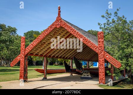 Die Maori zeremoniellen Krieg Kanu Gebäude in Waitangi, North Island, Neuseeland. Stockfoto