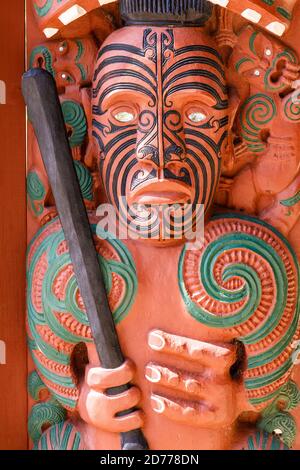 Maori Holzschnitzerei auf dem zeremoniellen Kriegs-Kanubau in Waitangi, Nordinsel, Neuseeland. Stockfoto