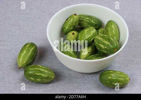 Ivy Kürbis oder kleine Kürbisse in weißer Schale Stockfoto