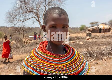 Junge Frau aus dem Stamm der Samburu. Die Samburu sind ein nilotisches Volk aus Nord-Zentral-Kenia. Samburu sind semi-nomadische Pastoralisten, die hauptsächlich Cattl herden Stockfoto