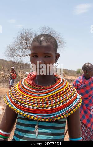 Junge Frau aus dem Stamm der Samburu. Die Samburu sind ein nilotisches Volk aus Nord-Zentral-Kenia. Samburu sind semi-nomadische Pastoralisten, die hauptsächlich Cattl herden Stockfoto