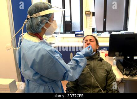 Mailand, Italien. Oktober 2020. MAILAND, Ospedale San Giuseppe, Coda di persone in attesa per il Tampone Covid 19 (Maurizio Maule/Fotograf, MAILAND - 2020-10-21) p.s. la foto e' utilizzabile nel rispetto del contesto in cui e' stata scattata, e senza intento diffamatorio del decoro delle persone rapresentate Kredit: Unabhängige Nachrichten Fotoagentur./Alamy Live Stockfoto