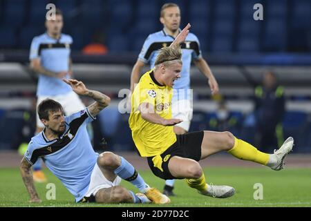 OME, ITALIEN - Oktober 20 : Francesco Acerbi ( L) von der SS Lazio im Einsatz gegen Erling Braut Haaland (R ) von Borussia Dortmund während des UEFA-Champions Stockfoto