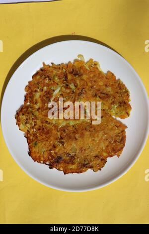 Gemüsekohlpfannkuchen, patta gobi ka cheela, indische Küche Stockfoto