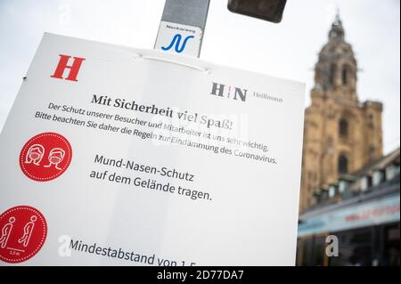 Heilbronn, Deutschland. Oktober 2020. Ein Schild vor der St. Kilian's Church zeigt die Maßnahmen, die ergriffen wurden, um die Coronavirus-Pandemie einzudämmen. Mit einem Wert von 115.3 hat die Stadt Heilbronn den höchsten siebentägigen Inzidenzwert für nachgewiesene Coronainfektionen im Bundesland. Quelle: Sebastian Gollnow/dpa/Alamy Live News Stockfoto