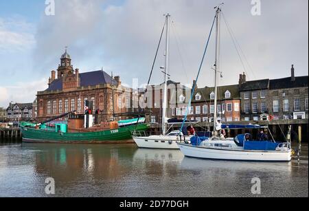 Zwei Motorsegelboote passieren Dampfdrifter lydia eva und gt yarmouth Rathaus am Fluss yare norfolk england Stockfoto