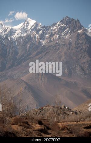 Nepal. Blick auf Jharkot von Muktinath. Annapurna Circuit. Stockfoto