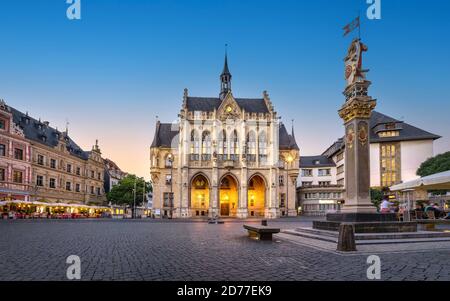 Panorama des Fischmarktes mit historischem Rathaus in Erfurt, Deutschland Stockfoto