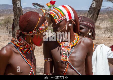 Junge Männer des Stammes der Samburu. Die Samburu sind ein nilotisches Volk aus Nord-Zentral-Kenia. Samburu sind semi-nomadische Viehzüchter, die hauptsächlich Rinder herden Stockfoto