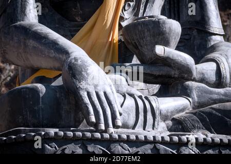 Detail von Buddhas Händen in der Meditation. Annapurna Circuit Stockfoto