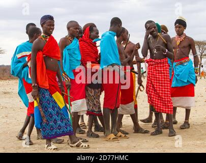 Mitglieder des Stammes der Samburu in einem traditionellen Tanz, Kenia. Die Samburu sind ein nilotisches Volk aus Nord-Zentral-Kenia. Samburu sind semi-nomadische Pastoral Stockfoto