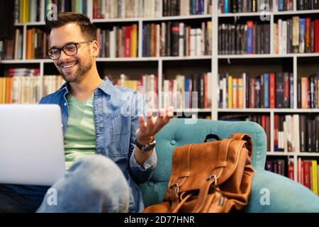 Der Schüler bereitet die Prüfung und den Lernunterricht in der Schulbibliothek vor Stockfoto