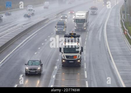 Essex, Großbritannien. Oktober 2020. Schlechtes Wetter verursacht Probleme für Fahrer auf der Autobahn M25 mit mehreren Unfällen und Staus in Essex gemeldet. Quelle: Ricci Fothergill/Alamy Live News Stockfoto