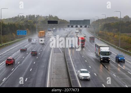 Essex, Großbritannien. Oktober 2020. Schlechtes Wetter verursacht Probleme für Fahrer auf der Autobahn M25 mit mehreren Unfällen und Staus in Essex gemeldet. Quelle: Ricci Fothergill/Alamy Live News Stockfoto