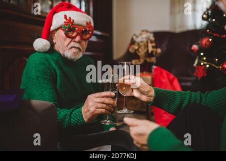 Seniorenpaar zu Hause mit einer Weihnachtsfeier auf einem Videoanruf Stockfoto
