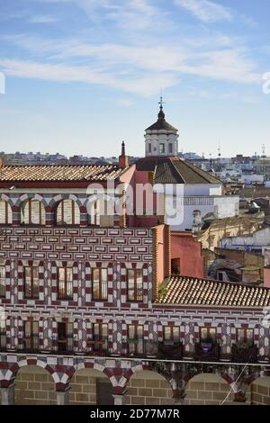 Plaza Alta rot-weiße Gebäude in Badajoz, Spanien Stockfoto