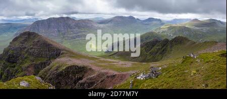 Blick nach Süden in Richtung Gleann na Muice und die umliegenden Fisherfield Munros, Fisherfield Forest, Wester Ross, Schottland Stockfoto